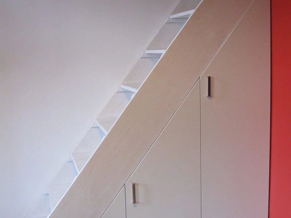 Zabudowa skosów pod schodami, drzwi zamknięte