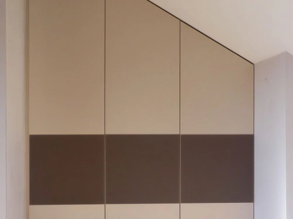 Skośna zabudowa poddasza, drzwi zamknięte, szafa