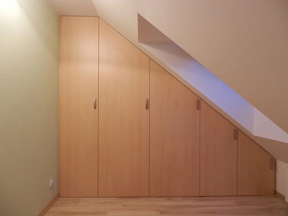 Zabudowa dużego skosu - szafa, drzwi rozwierane