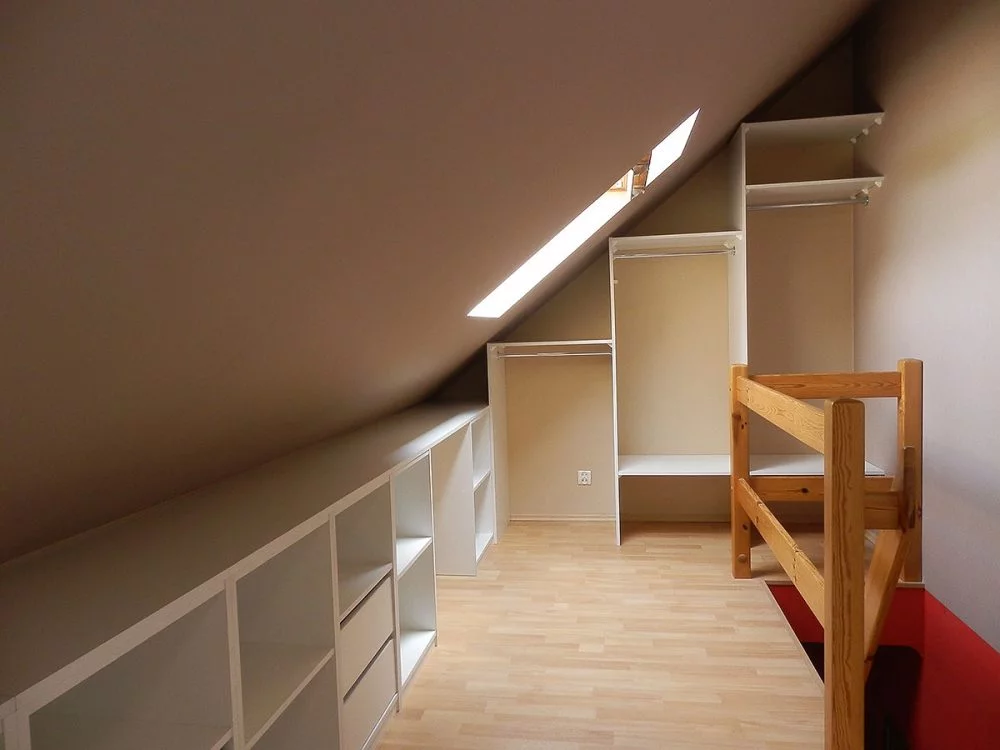 Otwarta zabudowa skosów - garderoba i półki z szufladami