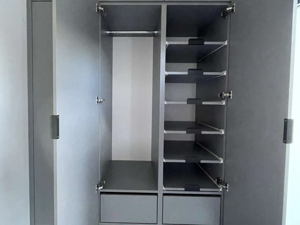 Szara zabudowa przedsionka - szafa z trzema frontami rozwieranymi