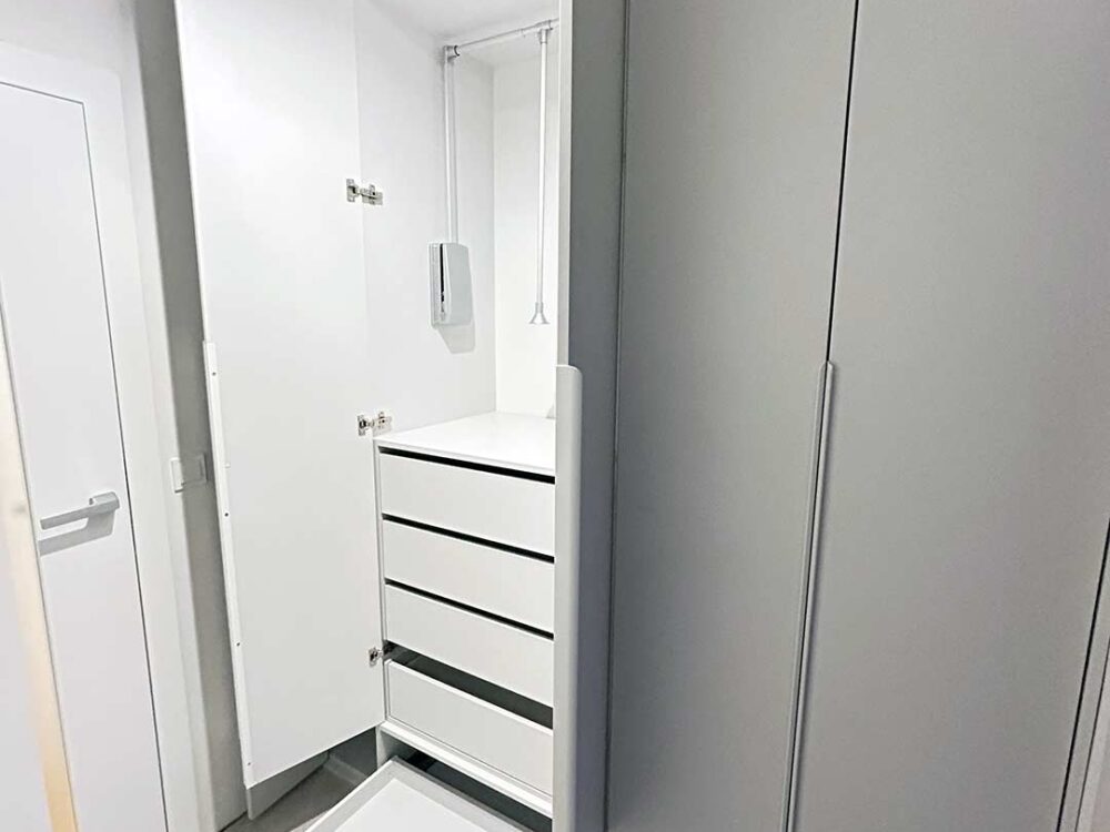 Zabudowa wiatrołapu - szafa do przedpokoju, wnętrze 1