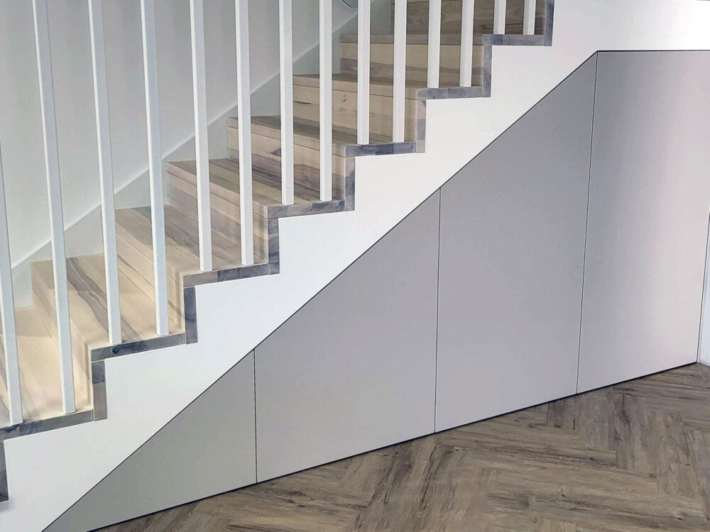 Zabudowa skosu pod schodami, matowe fronty