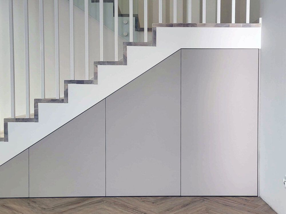Zabudowa skosu pod schodami, matowe fronty