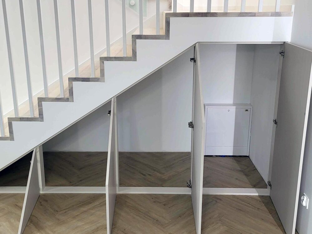 Zabudowa skosu pod schodami, matowe fronty