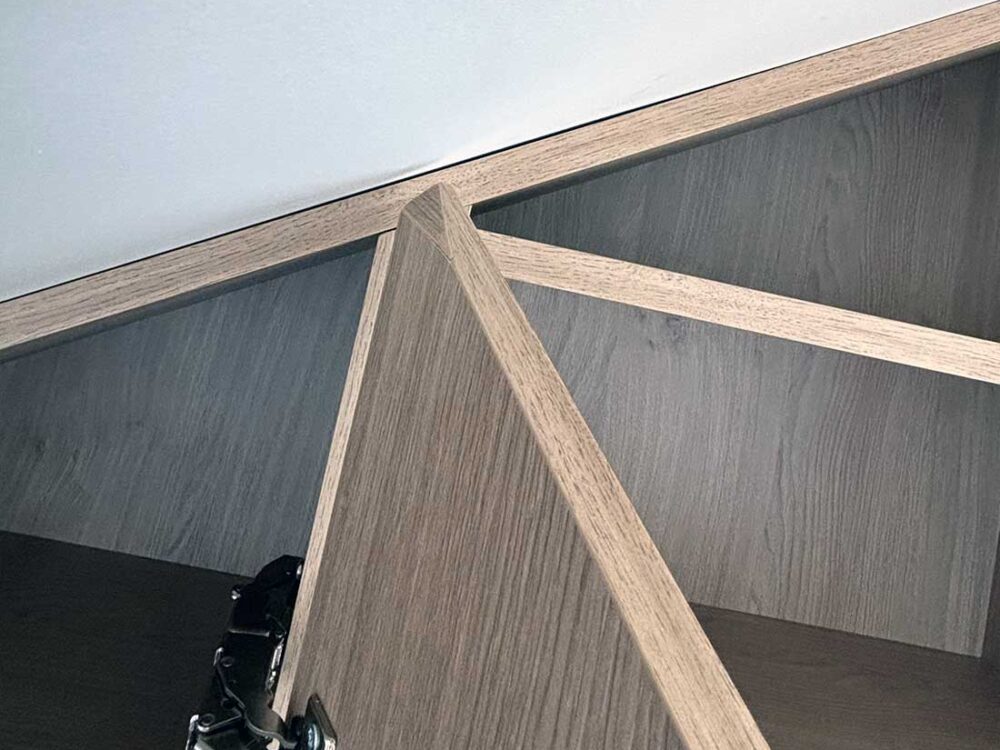 Szafa na wymiar pod skosem – funkcjonalna zabudowa sypialni 3/4